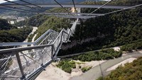 Jembatan itu membentang sepanjang 520 meter degan panjang bagian suspensi adalah 418 m, dan tingginya 218 meter. Feel-planet.com/Istimewa.