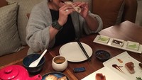 Kalau ini pose Ruth ketika menikmati makan malam. Posenya ceria, sekali ya? Foto: Instagram @mamauthe