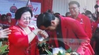 Jokowi mencium tangan Ketua Umum PDIP Megawati Soekarnoputri saat HUT PDIP ke-41 pada Jumat (10/1/2014). Saat itu, Jokowi masih menjabat sebagai Gubernur DKI. Jokowi adalah satu-satunya elite PDIP yang mencium tangan Mega saat menerima potongan tumpeng. Sementara elite PDIP lainnya hanya bersalaman saat menerima tumpeng dari Mega