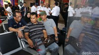 Menteri Perhubungan (Menhub) Budi Karya Sumadi berbincang dengan calon penumpang.