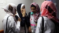 Para kolega Razan tak kuasa menahan tangis. (Foto: dok. Reuters)