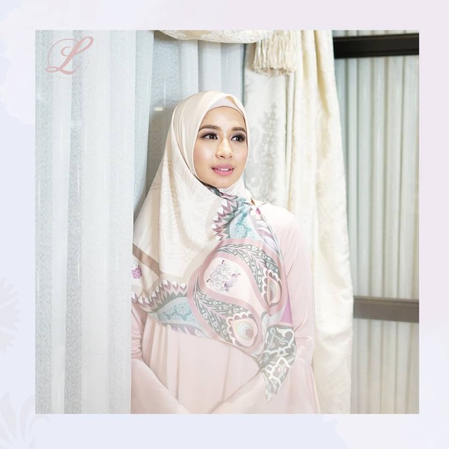 Laudya Cynthia Bella  juga mengeluarkan koleksi untuk Hari Raya.  Koleksi L by LCB dengan warna lembut ini terdiri dari dua bahan, yaitu voile dan silk. Harganya berkisar antara Rp 345-375 ribu. Foto: Dok. Instagram