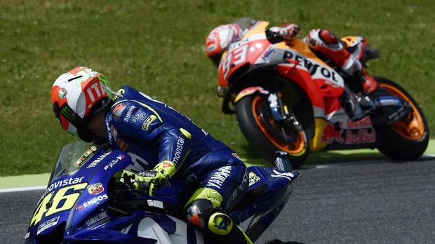 Valentino Rossi berusaha menguntit Marc Marquez saat kualifikasi MotoGP Italia.