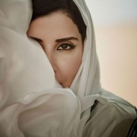 Putri Hayfa kini mendukung penuh kebijakan baru yang memperbolehkan wanita menyetir di Arab Saudi. Meski begitu, netizen tetap memprotes pemilihan dirinya sebagai model di majalah edisi khusus tersebut. Foto: Dok. Vogue Arabia