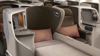Bangku ini pun bisa disetting sedemikian rupa seperti kasur. Nyaman bukan main! (Singapore Airlines)