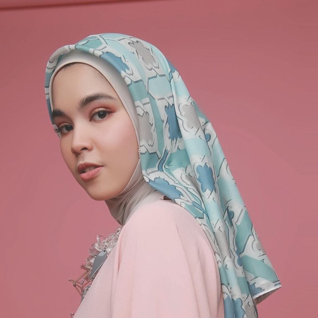Desainer Dian Pelangi dan Barli Asmara membuat lini hijab baru bertajuk Pelangi Asmara. Ia pun merilis koleksi Lebaran dengan motif terinspirasi dari corak budaya Turki. Harganya dibandrol Rp 199.000. Foto: Dok. Instagram