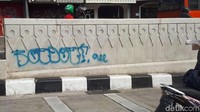 Penampakan coretan di underpass di Jalan Mampang Prapatan Raya yang mengarah ke Kuningan.