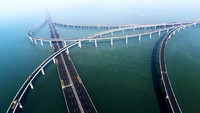 Dibutuhkan 10.000 karyawan yang mengerjakan konstruksinya sepanjang waktu dan pada saat yang sama di kedua ujung teluk. Foto: dok. feel-planet.com