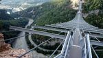 Uji Nyali Jalan di Jembatan Terpanjang di Rusia