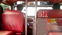 Jeepney memiliki bentuk yang panjang sehingga memuat banyak orang. Uniknya, warna Jeepney bervariasi nih Otolovers. Foto: Tourism in Phillipines