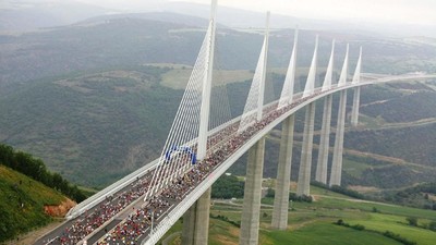 Begini Jadinya Kalau Menara Eiffel Jadi Penyangga Jembatan
