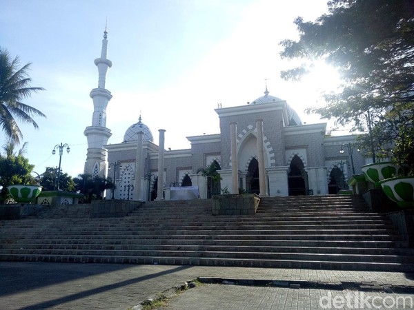 Mengenal Masjid Raya Makassar terletak di Jalan Masjid Raya, Kelurahan Gaddong, Kecamatab Bontoala, Kota Makassar, Sulawesi Selatan. Masjid ini berada tepat di pusat kota (Ibnu Munsir/detikcom)