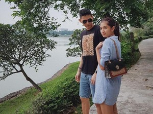 Mikha Tambayong Gandeng Pacar di Resepsi Nadine dan Dimas