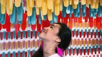 Berfoto dengan beragam es loli warna-warni. Ratu Felisha pun ternyata mampir ke Museum Ice Cream di Miami. Foto: Instagram @allaboutfelisha
