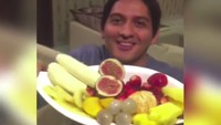 Sepiring buah-buahan jadi santapan malam Lucky. Ada mangga, kiwi, strawberry, pisang  dan kelengkeng. Wah segar banget nih! Foto: instagram @luckyhakimofficial