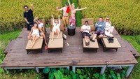 Brandon Jenner dan ibu mereka, Linda Thompson, menghadiri upacara pernikahan tersebut. Foto: dok Instagram