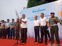 Berbaju Putih, Anies-Kapolda Metro Pantau Mobil SIM Keliling