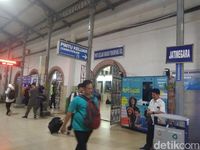 Kejar Kereta Melaju, Porter Nyaris Terlindas di Stasiun Jatinegara