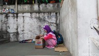 Amel menceritakan, sehari-harinya menempuh jarak dari Depok Baru menuju Cawang untuk berjualan tisu. Dia berjualan sendirian tanpa ditemani oleh orang tua.  