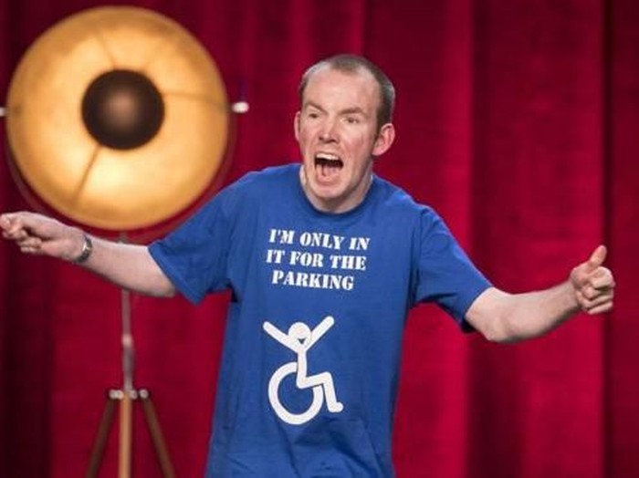 Bagaimana caranya membuat orang-orang tertawa tanpa suara? Lee bisa melakukannya. (Foto: BBC) Bagaimana caranya membuat orang-orang tertawa tanpa suara? Lee bisa melakukannya. (Foto: BBC)