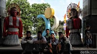 Beberapa warga yang hadir ikut berpartisipasi dengan mengenakan busana betawi.