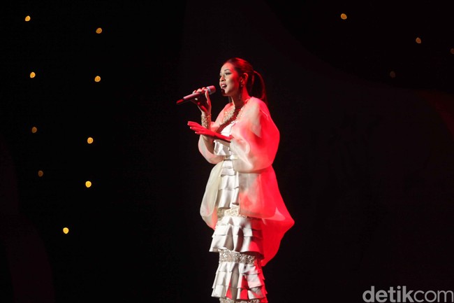 Raisa tampil dua kali di malam Grand Final Sunsilk Hijab Hunt 2018. Untuk penampilan keduanya, istri Hamish Daud ini berganti busana mengenakan gaun putih rancangan Barli Asmara. Foto: Pradita Utama/Detikcom