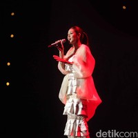 Raisa tampil dua kali di malam Grand Final Sunsilk Hijab Hunt 2018. Untuk penampilan keduanya, istri Hamish Daud ini berganti busana mengenakan gaun putih rancangan Barli Asmara. Foto: Pradita Utama/Detikcom