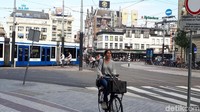 Jika diperhatikan, jalanan di Amsterdam terbagi untuk 3 kendaraan. Pertama sepeda, kedua mobil dan terkahir adalah trem (Afif Farhan/detikTravel)