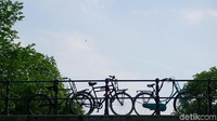 Saat naik kapal menjelajahi kanal-kanal Amsterdam, terlihat pula banyak sepeda terparkir di pinggir jembatan (Afif Farhan/detikTravel)