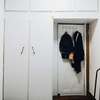 Lemari tua juga dicat putih dan diperbaiki sedikit. Hasilnya, lemari yang tampak baru dan terlihat minimalis. Foto: showbiztrends.net