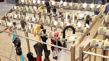 Sejumlah gedung di Jepang memiliki gantungan untuk payung yang dilengkapi dengan kunci. (Foto: Boredpanda)