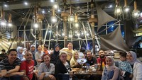 Meriahnya momen ulang tahun mama Haykal kali ini. Seluruh anggota keluarga kumpul sambil makan bersama di sebuah restoran. Foto: instagram @haykalkamil