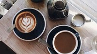 Terlihat ada kopi dan cokelat panas, begini aneka minuman yang dinikmati Leon saat bersantai di kafe. Foto: Instagram @leonkikey0127