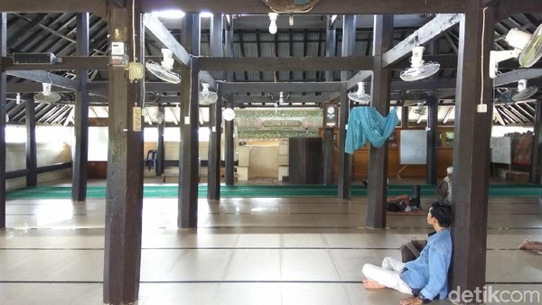 Tiang-tiang di Masjid Tuha Indrapuri hanya di pasak pada kayu. Hal itu lazim ditemukan seperti pembangunan Rumoh Aceh. Menurut sejarah, saat membangun masjid ini sultan memasang 36 tiang penyangga bersama penopang atap (Agus Setyadi/detikTravel) Tiang-tiang di Masjid Tuha Indrapuri hanya di pasak pada kayu. Hal itu lazim ditemukan seperti pembangunan Rumoh Aceh. Menurut sejarah, saat membangun masjid ini sultan memasang 36 tiang penyangga bersama penopang atap (Agus Setyadi/detikTravel)
