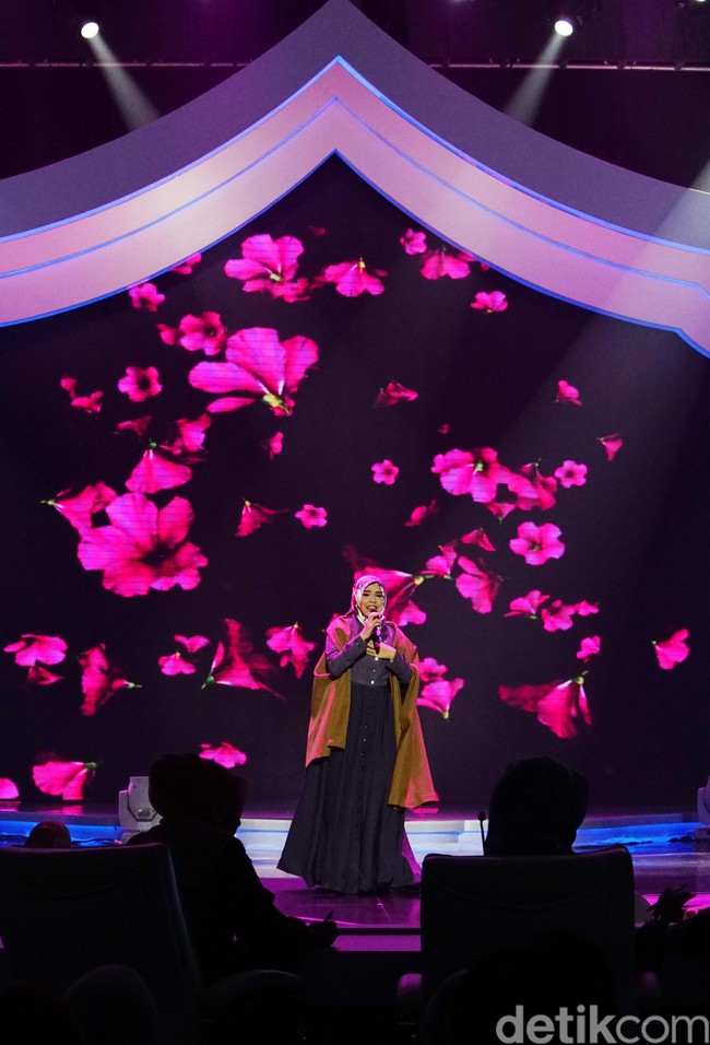 Indira Anjani asal Medan menjadi finalis pertama yang tampil memamerkan bakatnya menyanyi di depan juri, Melly Goeslaw, Vivi Zubedi dan Intan Erlita. Foto: Niko W/detikcom