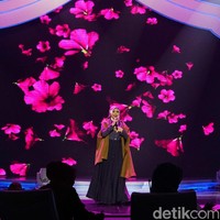 Indira Anjani asal Medan menjadi finalis pertama yang tampil memamerkan bakatnya menyanyi di depan juri, Melly Goeslaw, Vivi Zubedi dan Intan Erlita. Foto: Niko W/detikcom
