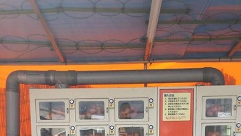 Ada vending machine yang menjual telur di dalamnya. (Foto: Boredpanda)