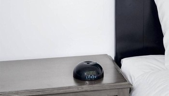 Propeller. Cara membangunkan alarm ini tak kalah unik. Saat alarmnya berbunyi, akan ada baling-baling kecil yang melayang dan memantul di sekitar ruangan. Suara alarm ini baru akan berhenti sampai kalian menangkap baling-baling tersebut dan mengembalikannya ke docking alarm. Foto: Istimewa