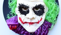 Sosok menyeramkan juga tak luput jadi kreasi Laleh. Ia membuat Joker dengan rambut hijau yang terbuat dari mie, wajahnya dari mashed potato serta bajunya adalah kol ungu. Foto: instagram @jacobs_food_diaries