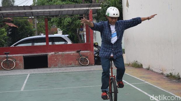 Tedy tampak sangat trampil mengendarai sepeda roda satunya.