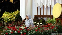 Pembacaan ayat suci Alquran Surat Al-Baqarah ayat 185 dan Surat An-Nahl ayat 90 oleh qari terbaik II MTQ internasional di Iran tahun 2017, Zulaihah.