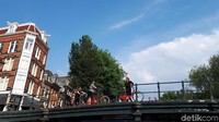 Naik sepeda di Amsterdam juga jadi atraksi wisata buat turis (Afif Farhan/detikTravel)