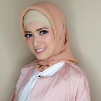 Di caption postingannya itu, Chika secara tidak langsung mengonfirmasi bahwa dirinya hanya sedang senang memakai hijab tapi belum mantap berhijab seterusnya. Foto: Instagram Chika Jessica