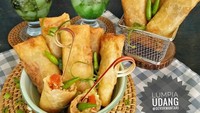 Wih, @deviirwantari ngabuburit dengan bikin lumpia udang sendiri. Isannya ada cincangan bengkuang, rebung dan udang. Paling enak dimakan hangat-hangat! Foto: Instagram