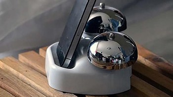 iBell. iBell menampilkan tampilan jam alarm klasik bagi kalian yang menyukai aksesori rumah antik. Cukup unduh aplikasinya, lalu iPhone akan bergetar di pagi hari dan kalian akan mendengar bunyi lonceng dari alarm tersebut. Foto: Istimewa