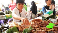 Selain aneka kuliner tadi, tersedia juga panganan sate lilit yang terbuat dari berbagai pilihan seperti ayam, kakap, udang, cumi dan bandeng. Cukup Rp 10 ribu saja per sate (Randy/detikTravel)