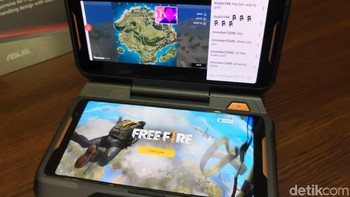  TwinView dock membuat bermain mobile game lebih mudah mirip perangkat konsol handheld. Foto: Muhamad Reza Sulaiman/detikINET
