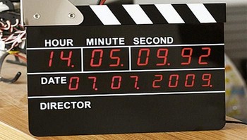 Clapperboard. Kebanyakan alarm bentuknya mungkin membosankan. Nah, alarm yang satu ini tampilannya menarik berupa clapperboard seperti untuk syuting film. Fiturnya antara lain mengeluarkan suara berisik yang baru akan berhenti jika kita menggoyangkannya. Foto: Istimewa