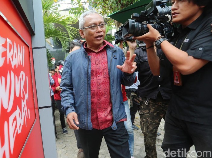 Politisi PDIP Arif Wibowo meninggalkan gedung KPK sambil tergopoh-gopoh. Ia diperiksa sebagai saksi untuk Irvanto dan Made Oka.