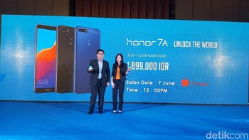 Bersama Christin Djuarto, Direktur sekaligus Head of Business Development Shopee, James mengumumkan tanggal penjualan Honor 7A. (Foto: detikINET/Muhamad Imron Rosyadi)